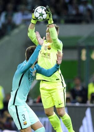 Fussball, UEFA Champions League, Herren, Saison 2016 2017, Gruppe C, 2. Spieltag, Borussia Park Mönchengladbach, Bor. Mönchengladbach (schwarz) - FC Barcelona Barca (blau) 1:2; Marc-Andre ter Stegen (FC Barcelona), Gerard Pique (FC Barcelona), Aktion.