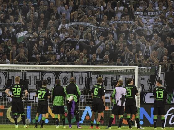 Championsleague: Borussia Mönchengladbach - FC Barcelona Barca 28.09.2016 Gladbacher Fans feiern ihre Spieler trotz der 1:2 Niederlage HM