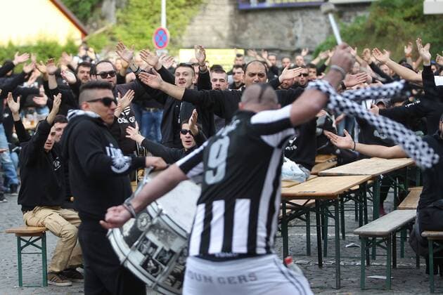 Fußball, EL, Slovan Liberec - PAOK Saloniki, Fanmarsch der PAOK-Fans The PAOK FC fans warm up prior to European Football League second round, group J match FC Slovan Liberec vs PAOK FC Thessaloniki in Liberec, Czech Republic, September 29, 2016. (CTKxPhoto VitxCerny) CTKPhotoP201609290761801  CEV 1