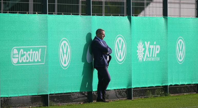 Bilder des Tages - SPORT VfL Training Wolfsburg, Deutschland. 29.09.2016, FUßBALL - VfL Wolfsburg, Training, 1. Bundesliga, Saison 2016-2017, Volkswagen Arena. Bild zeigt: Manager Klaus Allofs (VfL Wolfsburg) Wolfsburg