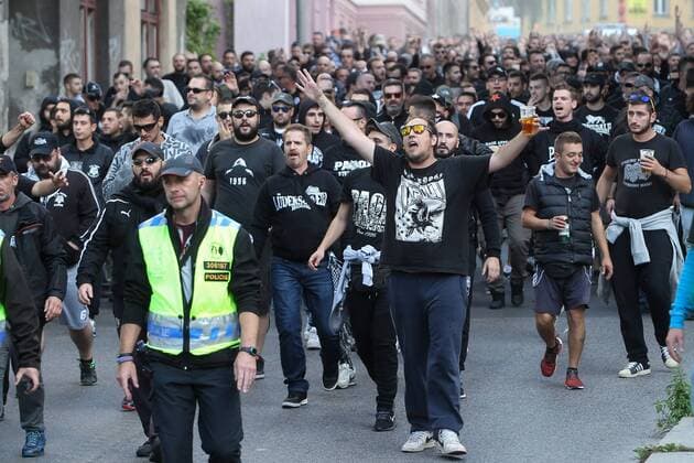 Fußball, EL, Slovan Liberec - PAOK Saloniki, Fanmarsch der PAOK-Fans The police officers assist PAOK FC fans on their way through the city to the stadium prior to European Football League second round, group J match FC Slovan Liberec vs PAOK FC Thessaloniki in Liberec, Czech Republic, September 29, 2016. (CTKxPhoto VitxCerny) CTKPhotoP201609290888901  CEV 8