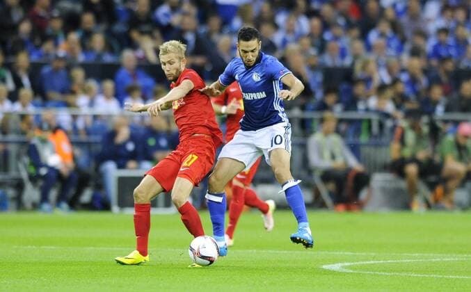 Fussball, UEFA Europe League, Herren, Saison 2016 2017, 2. Spieltag, VELTINS Arena Gelsenkirchen: FC Schalke 04, S04 (blau) - Red Bull Salzburg (rot); Nabil Bentaleb (S04), Konrad Laimer (RB Salzburg), Aktion.