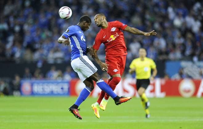 Fussball, UEFA Europe League, Herren, Saison 2016 2017, 2. Spieltag, VELTINS Arena Gelsenkirchen: FC Schalke 04, S04 (blau) - Red Bull Salzburg (rot); Breel Embolo (S04), Paulo Miranda (RB Salzburg), Aktion.