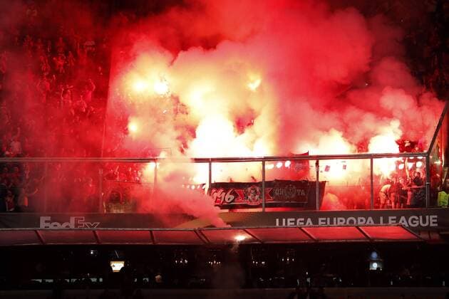 Fußball, EL, Ajax Amsterdam - Standard Lüttich, Pyrotechnik der Standard-Fans fans of Standard Liege with fireworks during the UEFA Europa League group G match between Ajax Amsterdam and Standard Li& 232;ge at the Amsterdam Arena on September 29, 2016 in Amsterdam, The Netherlands Ajax Amsterdam v Standard Li& 232;ge UEFA Europa League 2016 2017 xVIxxIVx 6311784