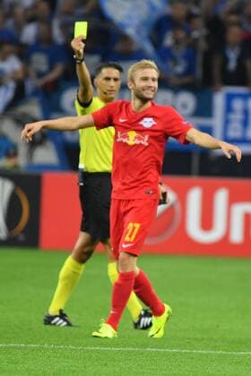 GER, UEFA EL, FC Schalke 04 (GER) vs. RB Salzburg (AUT) 29.09.2016, Veltins-Arena , Gelsenkirchen , UEFA Europa Leaque, Gruppe I, im Bild: KONRAD LAIMER (RB Salzburg (AUT) 27) foult Max Meyer (FC Schalke 04 7) und kassiert dafür gelb Foto © nordphoto Meuter nordphotox xMeuter