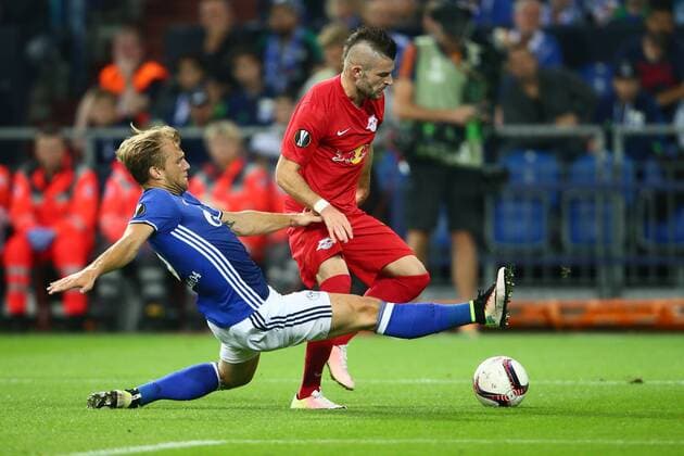 SOCCER - UEFA EL, Schalke vs RBS GELSENKIRCHEN,GERMANY,29.SEP.16 - SOCCER - UEFA Europa League, group stage, FC Schalke 04 vs Red Bull Salzburg. Image shows Johannes Geis (Schalke) and Valon Berisha (RBS). GEPAxpictures xFelixxRoittner
