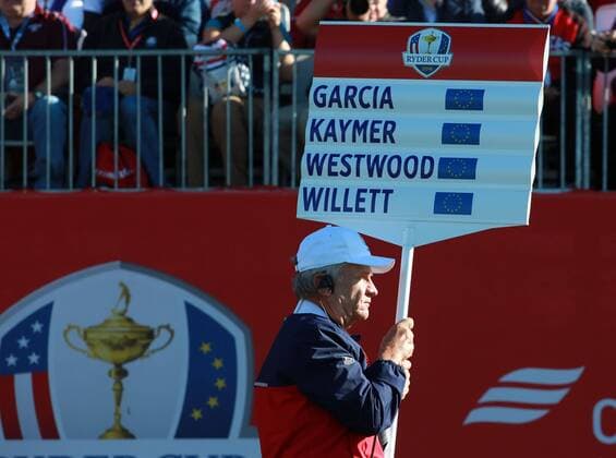 September 29, 2016: Chaska, MN, USA; A sign carrier follows a group off the first tee during practice for the 2016 Ryder Cup at Hazeltine National Golf Club in Chaska, MN. (Photo by Brian Spurlock Icon Sportswire) GOLF: SEP 29 PGA Golf Herren - Ryder Cup - 3rd Day Practice Round Icon16092951 EDITORIAL USE ONLY