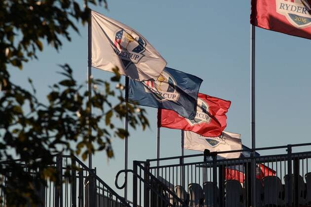 September 29, 2016: Chaska, MN, USA; Ryder Cup flags fly over the grandstands during practice for the 2016 Ryder Cup at Hazeltine National Golf Club in Chaska, MN. (Photo by Brian Spurlock Icon Sportswire) GOLF: SEP 29 PGA Golf Herren - Ryder Cup - 3rd Day Practice Round Icon16092948 EDITORIAL USE ONLY