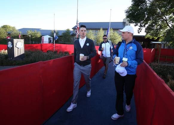 September 29, 2016: Chaska, MN, USA; Justin Rose walks across a bridge to the driving range during practice for the 2016 Ryder Cup at Hazeltine National Golf Club in Chaska, MN. (Photo by Brian Spurlock Icon Sportswire) GOLF: SEP 29 PGA Golf Herren - Ryder Cup - 3rd Day Practice Round Icon16092944 EDITORIAL USE ONLY