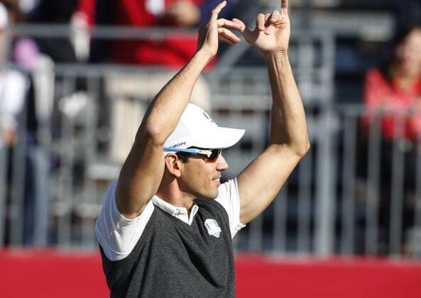 September 29, 2016: Chaska, MN, USA; Rafael Cabrera-Bello gestures to the fans on the first tee during practice for the 2016 Ryder Cup at Hazeltine National Golf Club in Chaska, MN. (Photo by Brian Spurlock Icon Sportswire) GOLF: SEP 29 PGA Golf Herren - Ryder Cup - 3rd Day Practice Round Icon16092941 EDITORIAL USE ONLY