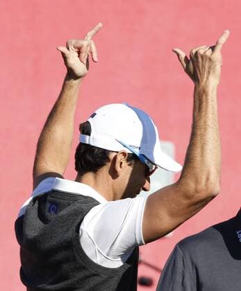 September 29, 2016: Chaska, MN, USA; Rafael Cabrera-Bello gestures to the fans on the first tee during practice for the 2016 Ryder Cup at Hazeltine National Golf Club in Chaska, MN. (Photo by Brian Spurlock Icon Sportswire) GOLF: SEP 29 PGA Golf Herren - Ryder Cup - 3rd Day Practice Round Icon16092935 EDITORIAL USE ONLY