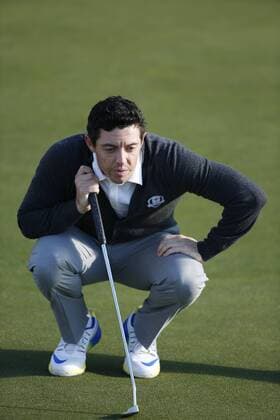 September 29, 2016: Chaska, MN, USA; Rory McIlroy lines up a putt during practice for the 2016 Ryder Cup at Hazeltine National Golf Club in Chaska, MN. (Photo by Brian Spurlock Icon Sportswire) GOLF: SEP 29 PGA Golf Herren - Ryder Cup - 3rd Day Practice Round Icon16092926 EDITORIAL USE ONLY