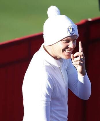 September 29, 2016: Chaska, MN, USA; Danny Willett gestures as he walks across a bridge during practice for the 2016 Ryder Cup at Hazeltine National Golf Club in Chaska, MN. (Photo by Brian Spurlock Icon Sportswire) GOLF: SEP 29 PGA Golf Herren - Ryder Cup - 3rd Day Practice Round Icon16092915 EDITORIAL USE ONLY