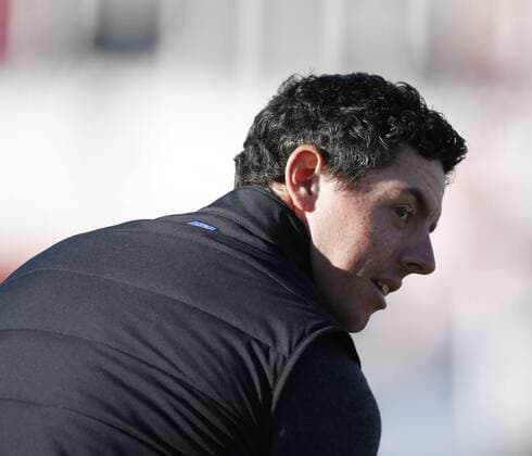 September 29, 2016: Chaska, MN, USA; Rory McIlroy hits balls on the driving range during practice for the 2016 Ryder Cup at Hazeltine National Golf Club in Chaska, MN. (Photo by Brian Spurlock Icon Sportswire) GOLF: SEP 29 PGA Golf Herren - Ryder Cup - 3rd Day Practice Round Icon16092920 EDITORIAL USE ONLY