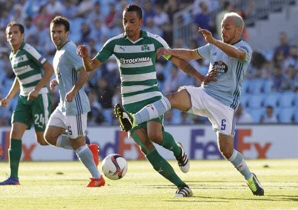 Celta s Chilean midfielder Marcelo Diaz (R) fights for the ball with Panathinaikos Portuguese player Zeca during the UEFA EURO EM Europameisterschaft Fussball match between Celta de Vigo and Panathinaikos at Balaidos stadium in Vigo, Galicia, Spain, 29 September 2016. CELTA VS. PANATHINAIKOS !ACHTUNG: NUR REDAKTIONELLE NUTZUNG!  VIG001 20160929-636107753416239444
