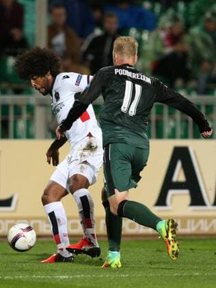 KRASNODAR, RUSSIA - SEPTEMBER 29, 2016: OGC Nice s Dante Bonfim (L) and FC Krasnodar s Vyacheslav Podberyozkin struggle for the ball in the 2016 17 UEFA Europe League Group I Round 2 football match against OGC Nice at the Kuban Stadium. Vitaly Timkiv TASS  TS032CC2