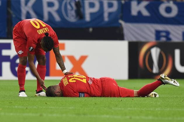 Fußball Europa League Gruppenphase 2. Spieltag Schalke 04 - Red Bull Salzburg am 29.09.2016 in der Veltins Arena in Gelsenkirchen Jonatan Soriano ( Salzburg ), rechts - verletzt am Boden - Valentino Lazaro ( Salzburg ), links xRx