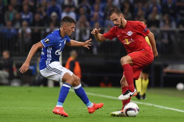 Fußball Europa League Gruppenphase 2. Spieltag Schalke 04 - Red Bull Salzburg am 29.09.2016 in der Veltins Arena in Gelsenkirchen Allessandro Schöpf ( Schalke ), links - Andreas Ulmer ( Salzburg ), rechts xRx