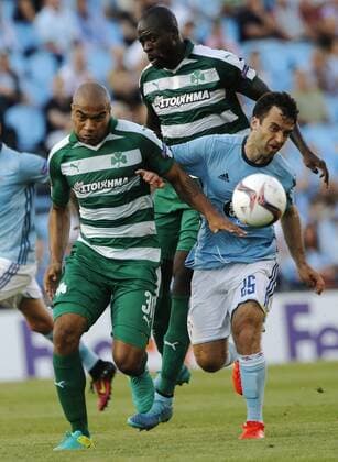 Italian striker Giuseppe Rosi (R) fights for the ball with Panathinaikos Brazilian Rodrigo Moledo during the UEFA EURO EM Europameisterschaft Fussball match between Celta de Vigo and Panathinaikos at Balaidos stadium in Vigo, Galicia, Spain, 29 September 2016. CELTA VS. PANATHINAIKOS !ACHTUNG: NUR REDAKTIONELLE NUTZUNG!  VIG001 20160929-636107769495486869