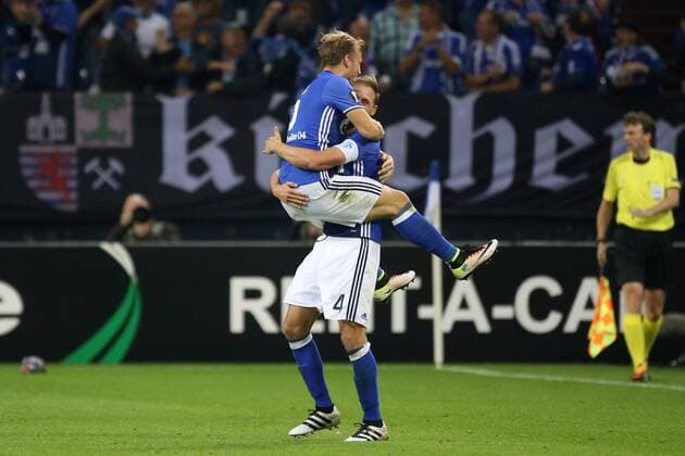 29.09.2016, Fussball UEFA Europa League, 2016 17, 2. Spieltag, FC Schalke 04 - RB Salzburg, v. l. Johannes GEIS (FC Schalke 04) jubelt mit Benedikt HOEWEDES (FC Schalke 04)