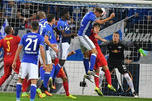 GER, UEFA EL, FC Schalke 04 (GER) vs. RB Salzburg (AUT) 29.09.2016, Veltins-Arena , Gelsenkirchen , UEFA Europa Leaque, Gruppe I, im Bild: Torchance wieder durch Benedikt Höwedes Hoewedes (FC Schalke 04 4) in der Luft Kopfballversuch nach Ecke ALEXANDER WALKE (RB Salzburg (AUT) 33) hält Foto © nordphoto Meuter nordphotox xMeuter