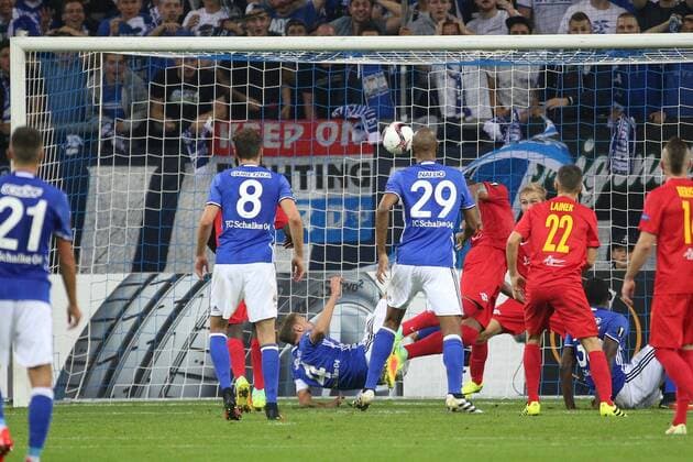 29.09.2016, Fussball UEFA Europa League, 2016 17, 2. Spieltag, FC Schalke 04 - RB Salzburg, Benedikt HOEWEDES (FC Schalke 04) erzielt am Boden liegend das Tor zum 3 zu 0