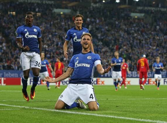 29.09.2016, Fussball UEFA Europa League 2016 2017, Gruppenphase, 2.Spieltag, FC Schalke 04 - RB Salzburg, in der VELTINS-Arena Gelsenkirchen. Jubel v.l. Breel Embolo (Schalke) , Leon Goretzka (Schalke) und Torschütze Benedikt Höwedes (Schalke) zum Tor zum 3:0 