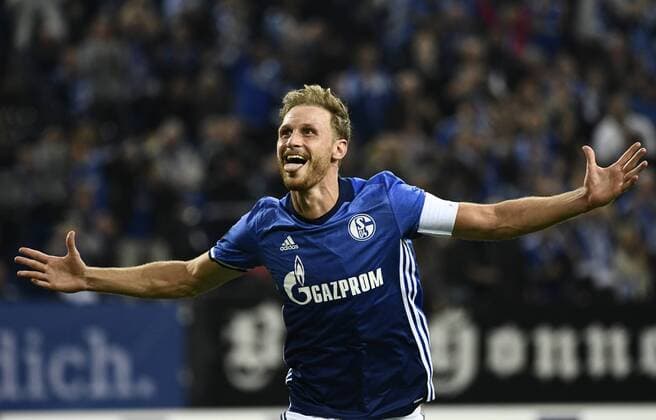 Veltins Arena Gelsenkirchen, 29.2.2016, UEFA Europa League, 2016 17, Gruppenphase, 2. Spieltag, Schalke 04 (S04) vs RB Salzburg --- Torschütze Benedikt Höwedes (Hoewedes, S04) jubelt