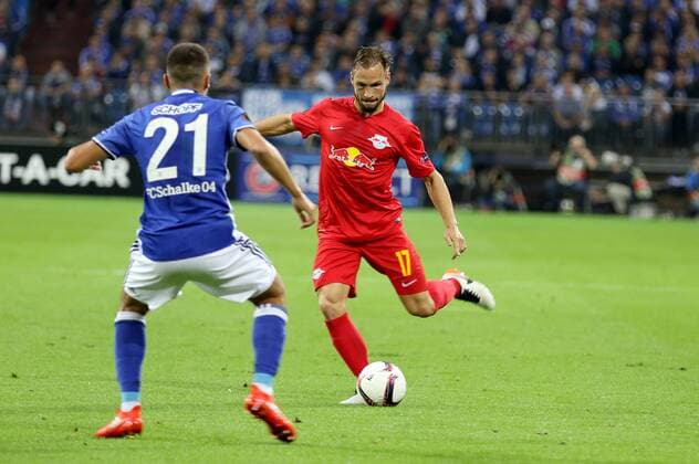 29.09.2016 - Alessandro Schöpf (FC Schalke 04) stellt sich Andreas Ulmer (FC Red Bull Salzburg) in den Weg beim Europa League Gruppenspiel (Saison 2016 17) FC Schalke 04 - FC Salzburg. Â