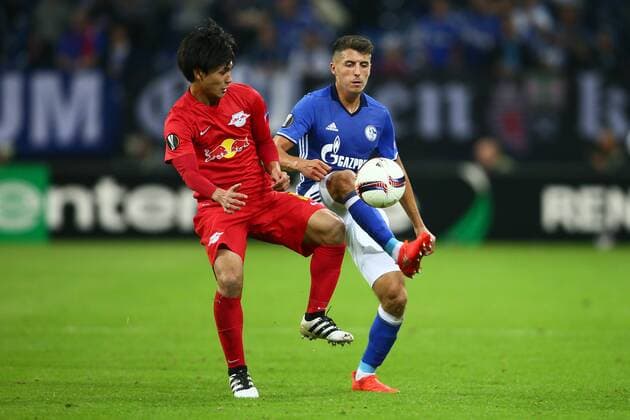 SOCCER - UEFA EL, Schalke vs RBS GELSENKIRCHEN,GERMANY,29.SEP.16 - SOCCER - UEFA Europa League, group stage, FC Schalke 04 vs Red Bull Salzburg. Image shows Takumi Minamino (RBS) and Alessandro Schoepf (Schalke). GEPAxpictures xFelixxRoittner