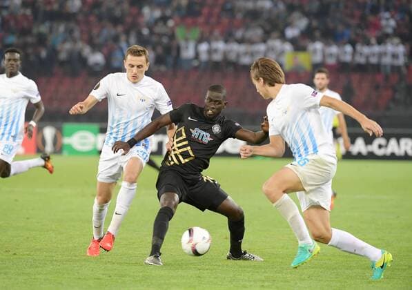 29.09.2016 Zürich.Schweiz Stadion Letzigrund Fussball Herren Saison 2016 2017 Europa League FC Zürich - Osmanlispor . Bild zeigt Badou Ndiaye (Osmanisport (M) gegen Burim Kukeli li. und Cedric Brunner re Aktion 