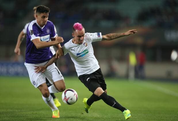 Bilder des Tages - SPORT SOCCER - UEFA EL, A.Wien vs Plzen VIENNA,AUSTRIA,29.SEP.16 - SOCCER - UEFA Europa League, group stage, FK Austria Wien vs FC Viktoria Plzen. Image shows Tarkan Serbest (A.Wien) and Martin Zeman (Plzen). GEPAxpictures xPatrickxLeuk