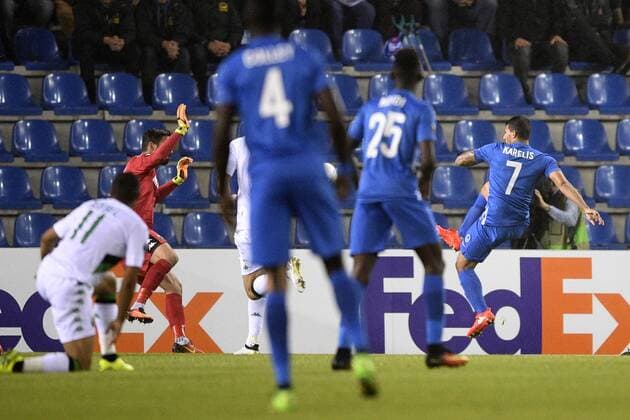 Genk s Nikolaos Karelis (R) scoring the 1-0 goal during a training session of Italian soccer club US Sassuolo Calcio in Genk, Wednesday 28 September 2016. Tomorrow Sassuolo is playing the second game in the group stage of the Europa League competition against Belgian team KRC Genk. YORICKxJANSENS  x04943851x