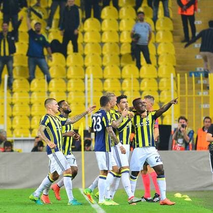 Bilder des Tages - SPORT UEFA Europa League Group A day 2 match between Fenerbahce and Feyenoord at Ulker Stadium in Istanbul , Turkey , September 29 , 2016. Pictured: Fenerbahce players celebrates for Emmanuel Emenike s goal. 