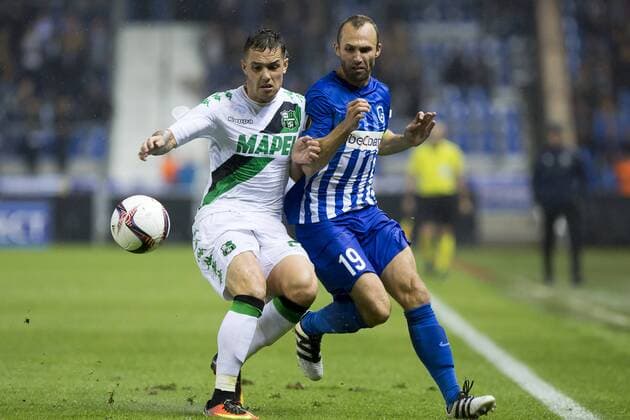 Sassuolo s Pol Lirola and Genk s Thomas Buffel pictured in action during a game on the second day of the group stage (group F) of the Europa League competition between Belgian soccer team KRC Genk and Italian club US Sassuolo Calcio in Genk, Thursday 29 September 2016. KRISTOFxVANxACCOM  x04943973x