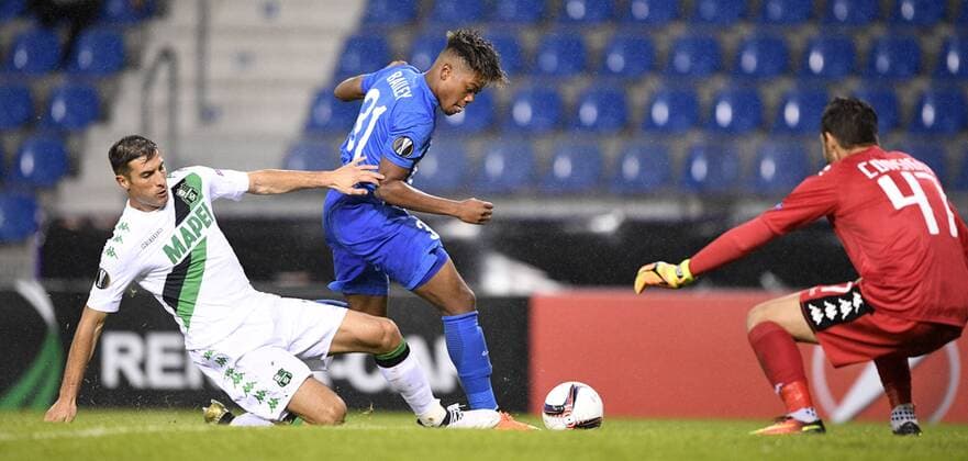 Sassuolo s Federico Peluso, Genk s Leon Bailey and Sassuolo s goalkeeper Andrea Consigli fight for the ball during a game on the second day of the group stage (group F) of the Europa League competition between Belgian soccer team KRC Genk and Italian club US Sassuolo Calcio in Genk, Thursday 29 September 2016. YORICKxJANSENS  x04943976x