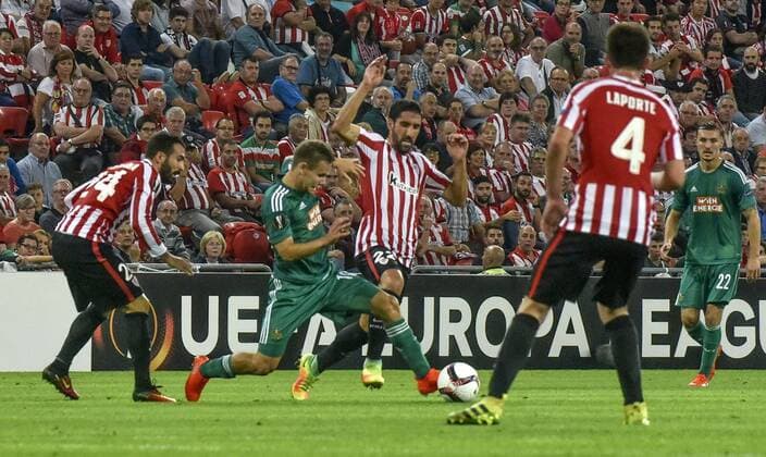 Rapid Viena s midfielder Louis Schaub (2L) fights for the ball against Athletic s Raul Garcia (2R) during the UEFA EURO EM Europameisterschaft Fussball match between Athletic Bilbao and Rapid Viena, Bilbao, Basque Country, Spain. ATHLETIC BILBAO VS. RAPID DE VIENA !ACHTUNG: NUR REDAKTIONELLE NUTZUNG!  BIL001 20160929-636107846009839190