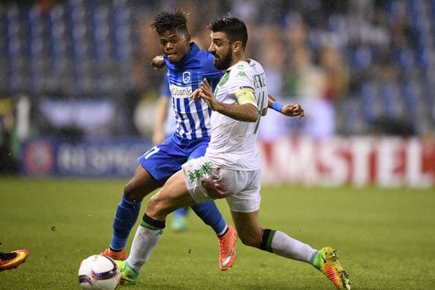 Genk s Leon Bailey and Sassuolo s Francesco Magnanelli fight for the ball during a game on the second day of the group stage (group F) of the Europa League competition between Belgian soccer team KRC Genk and Italian club US Sassuolo Calcio in Genk, Thursday 29 September 2016. YORICKxJANSENS  x04944009x