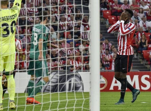 Athletic Bilbao s Inaki Williams (L) socres the goal nullified by referee Tony Chapron during the UEFA EURO EM Europameisterschaft Fussball match between Athletic Bilbao and Rapid Viena, Bilbao, Basque Country, Spain. ATHLETIC BILBAO VS. RAPID DE VIENA !ACHTUNG: NUR REDAKTIONELLE NUTZUNG!  BIL001 20160929-636107855026081845