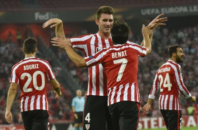Athletic Bilbao s Laporte (2L) congratulates Benat (2R) on his goal against Rapid Viena during the UEFA EURO EM Europameisterschaft Fussball match between Athletic Bilbao and Rapid Viena, Bilbao, Basque Country, Spain. ATHLETIC BILBAO VS. RAPID DE VIENA !ACHTUNG: NUR REDAKTIONELLE NUTZUNG!  BIL001 20160929-636107861548202227
