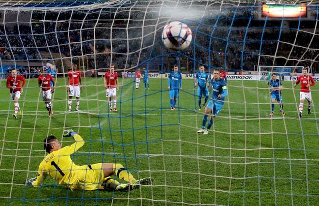 ST PETERSBURG, RUSSIA â€“ SEPTEMBER 29, 2016: AZ Alkmaar s goalkeeper Sergio Rochet (front) concedes a goal in the 2016 17 UEFA Europe League Group D Round 2 football match against FC Zenit St Petersburg at Petrovsky Stadium. Alexander Demianchuk TASS  TS032CDF