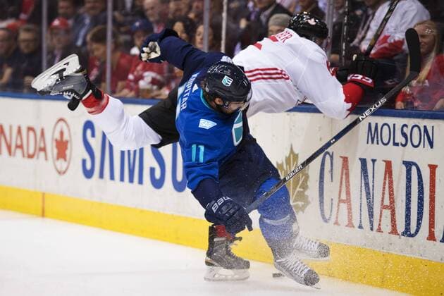 Bilder des Tages - SPORT Europas Anze Kopitar, Kanadas Shea Weber - Toronto - Eishockey, World Cup of Hockey, Nationalteam Länderspiel, Finale, Europa vs. Kanada.  Copyright: JOELxMARKLUND BB160929JM004