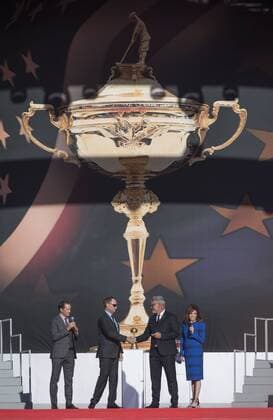 USA Team captain Davis Love III (L) shakes hands with European team captain Darren Clarke during the opening ceremony of the 2016 Ryder Cup at Hazeltine National Golf Club in Chaska, Minnesota on September 29, 2016.  MIN20160929321 KEVINxDIETSCH