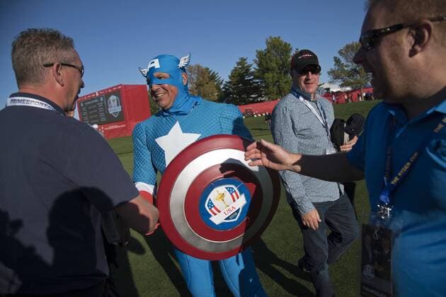 Bilder des Tages - SPORT A USA Team fan dressed as Captain America greets European fans from Whales during the opening ceremony of the 2016 Ryder Cup at Hazeltine National Golf Club in Chaska, Minnesota on September 29, 2016.  MIN20160929326 KEVINxDIETSCH