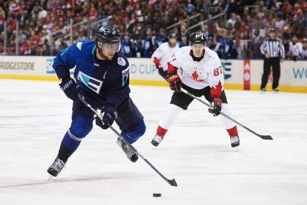 Europas Anze Kopitar, Kanadas Sidney Crosby - Toronto - Eishockey, World Cup of Hockey, Nationalteam Länderspiel, Finale, Europa vs. Kanada.  Copyright: JOELxMARKLUND BB160929JM019