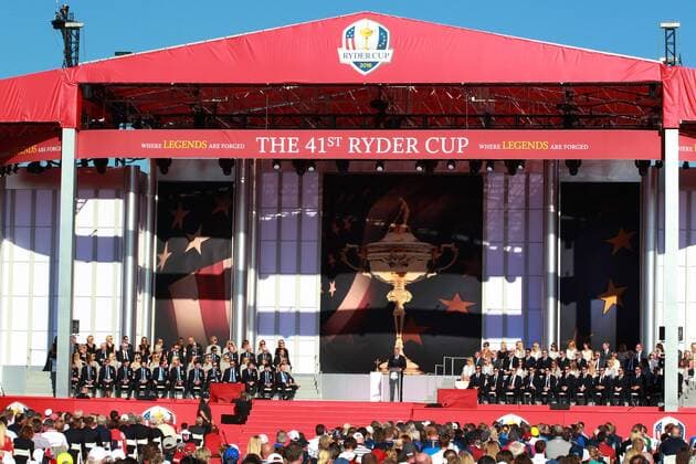 September 29, 2016: Chaska, MN, USA; A general wide angle view of the USA and European Teams on stage during the opening ceremony for the 2016 Ryder Cup at Hazeltine National Golf Club in Chaska, MN. (Photo by Brian Spurlock Icon Sportswire) GOLF: SEP 29 PGA Golf Herren - Ryder Cup - Opening Ceremony Icon160929102 EDITORIAL USE ONLY