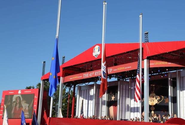 September 29, 2016: Chaska, MN, USA; Flags are left at half staff to honor Arnold Palmer during the opening ceremony for the 2016 Ryder Cup at Hazeltine National Golf Club in Chaska, MN. (Photo by Brian Spurlock Icon Sportswire) GOLF: SEP 29 PGA Golf Herren - Ryder Cup - Opening Ceremony Icon16092999 EDITORIAL USE ONLY