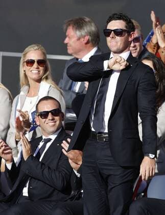 September 29, 2016: Chaska, MN, USA; Rory McIlroy pounds his chest as he is announced for the second pairing for Europe for the Friday morning matches during the opening ceremony for the 2016 Ryder Cup at Hazeltine National Golf Club in Chaska, MN. (Photo by Brian Spurlock Icon Sportswire) GOLF: SEP 29 PGA Golf Herren - Ryder Cup - Opening Ceremony Icon16092982 EDITORIAL USE ONLY