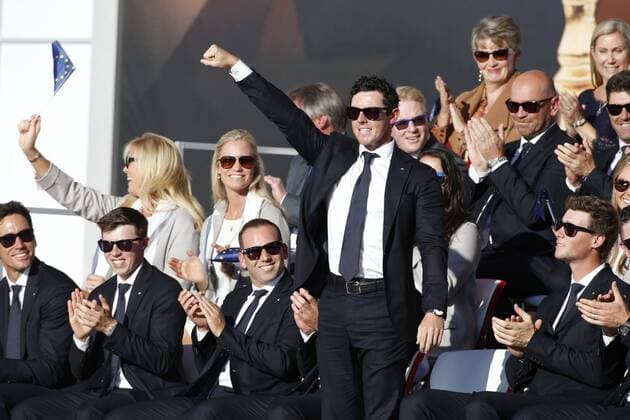 September 29, 2016: Chaska, MN, USA; Rory McIlroy raises his fist as he is announced for the second pairing for Europe for the Friday morning matches during the opening ceremony for the 2016 Ryder Cup at Hazeltine National Golf Club in Chaska, MN. (Photo by Brian Spurlock Icon Sportswire) GOLF: SEP 29 PGA Golf Herren - Ryder Cup - Opening Ceremony Icon16092984 EDITORIAL USE ONLY