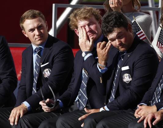 Bilder des Tages - SPORT September 29, 2016: Chaska, MN, USA; Brandt Snedeker and Patrick Reed wipe the tears from the eyes as Arnold Palmer is honored during the opening ceremony for the 2016 Ryder Cup at Hazeltine National Golf Club in Chaska, MN. (Photo by Brian Spurlock Icon Sportswire) GOLF: SEP 29 PGA Golf Herren - Ryder Cup - Opening Ceremony Icon16092973 EDITORIAL USE ONLY